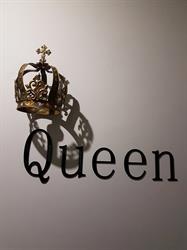 Queen fashion house