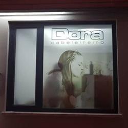 Dora, Cabeleireiro